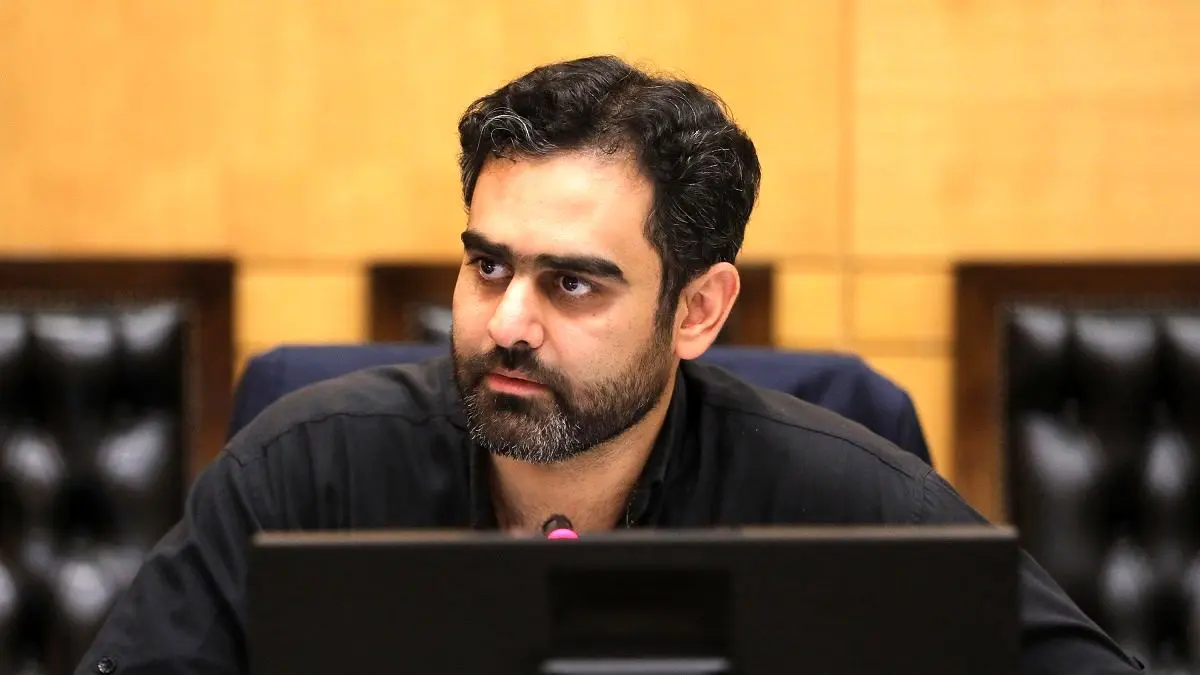 انتقاد شدید روزنامه نزدیک به قالیباف از ثابتی: می خواهید از رهبری، شخصیتی دست بسته بسازید؟
