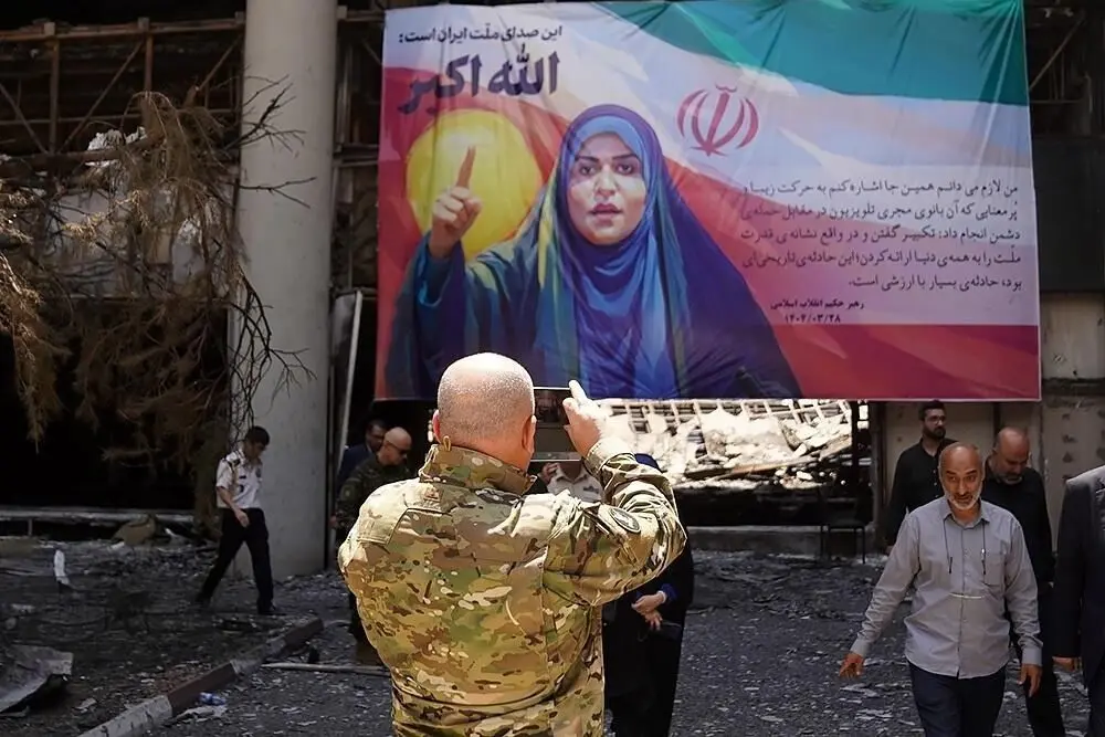 بازدید وابستگان نظامی ۲۰ کشور از ساختمان شیشه‌ای صداوسیما