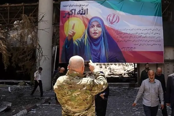 عکس؛ ژست خبرنگار آمریکایی در کنار سحر امامی