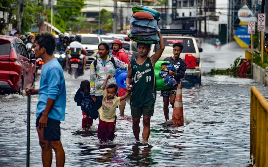  نجات گاو و مشاهده مار پیتون در سیل ویرانگر فیلیپین