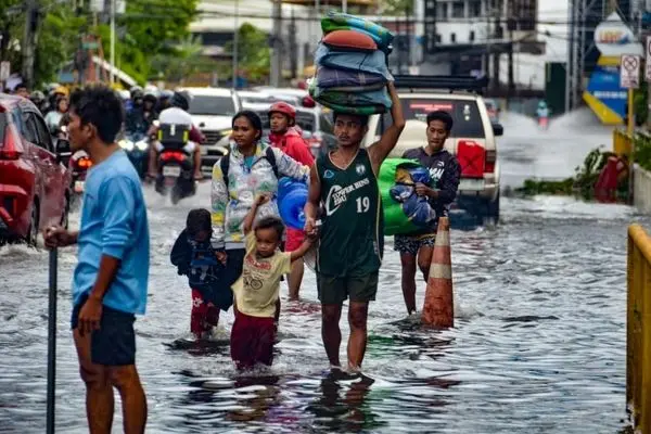  نجات گاو و مشاهده مار پیتون در سیل ویرانگر فیلیپین