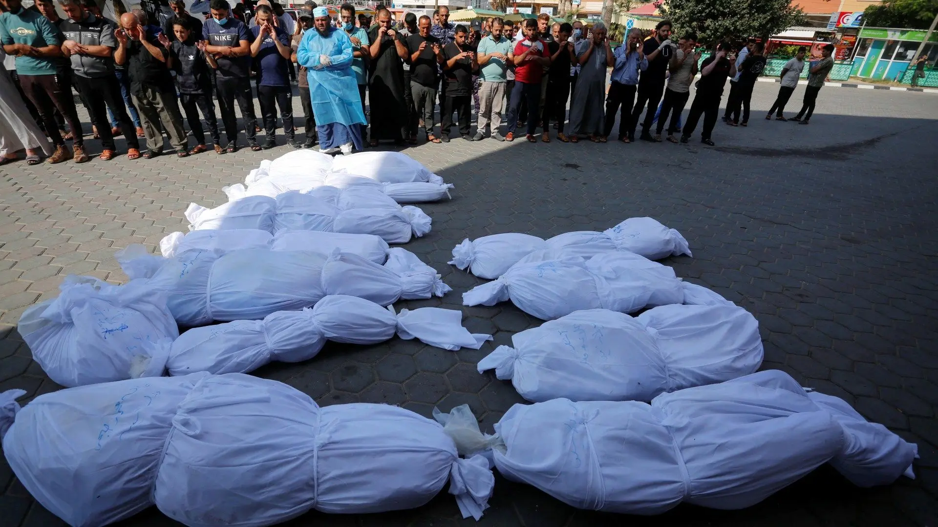 دفن پیکرهای ۵۴ شهید گمنام در غزه