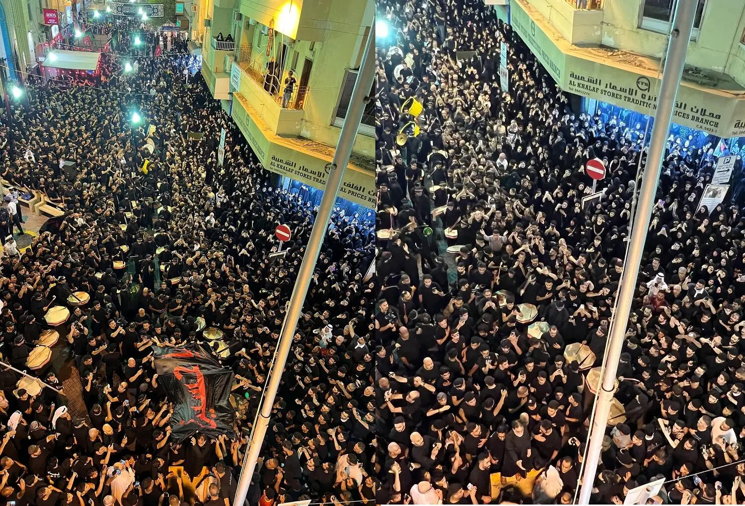 تصاویر؛ با وجود تهدید و سرکوب؛ پرچم امام حسین(ع) در بحرین برافراشته شد