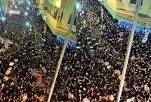 تصاویر؛ با وجود تهدید و سرکوب؛ پرچم امام حسین(ع) در بحرین برافراشته شد