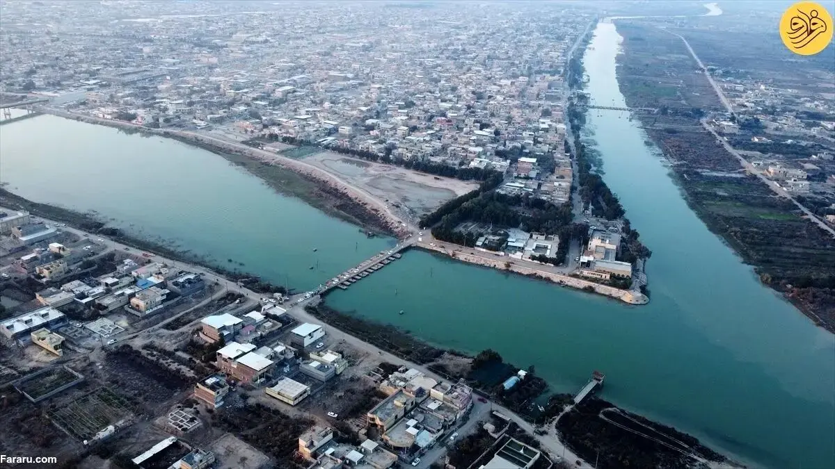 شنای جوان عراقی در فرات با قلیان
