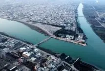 شنای جوان عراقی در فرات با قلیان