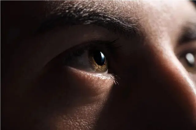 ارتباط عجیب نحوه پلک زدن با شنوایی!
