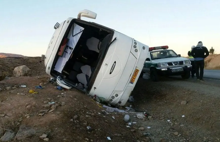 واژگونی اتوبوس در کرمانشاه/ ۲۵ نفر مصدوم شدند
