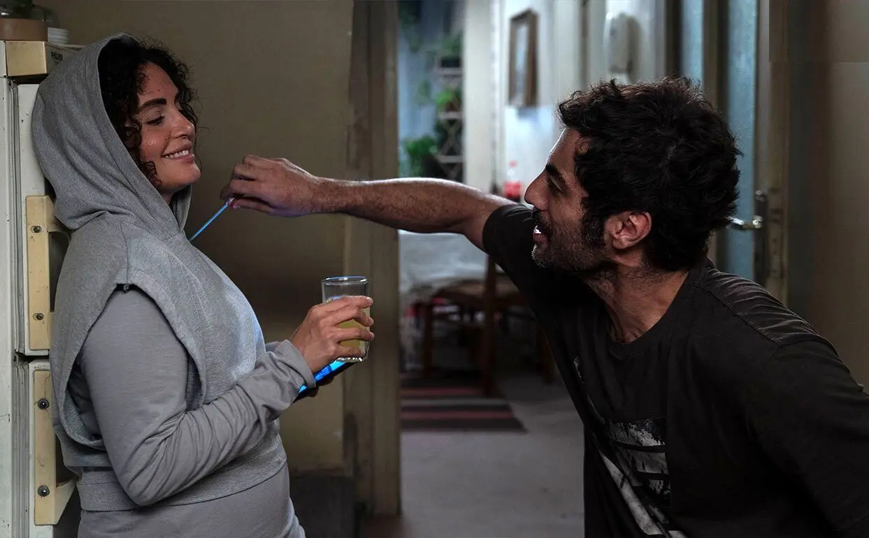 رپ خوانی نوید پورفرج و الناز شاکردوست در خیابان های تهران