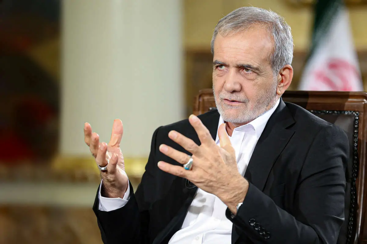 ستون طنز «عینک دودی»؛ مصاحبه حماسی پزشکیان با کارلسِن