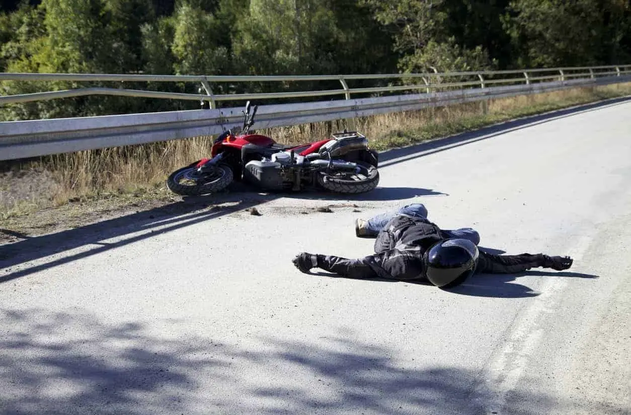 لحظه مرگبار تصادف موتورسوار با خودرو