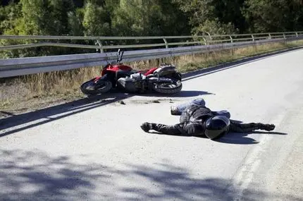 لحظه مرگبار تصادف موتورسوار با خودرو