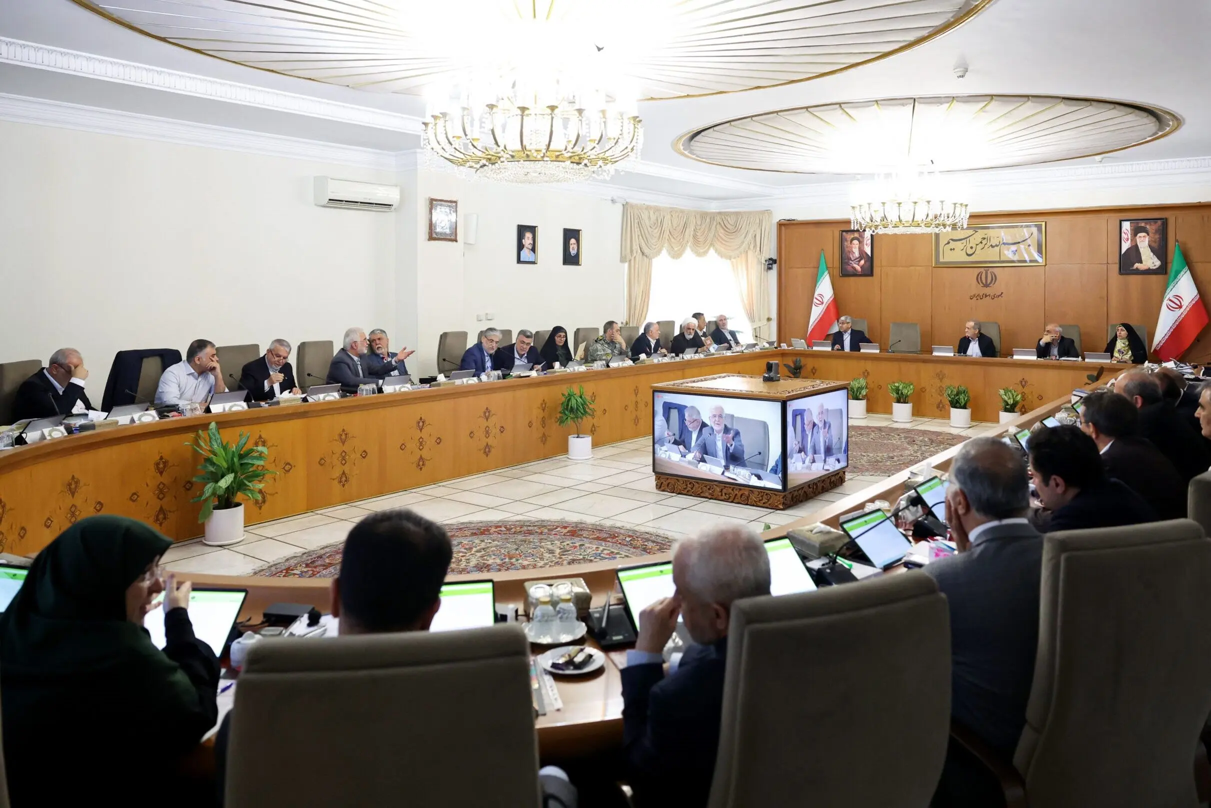 تصاویر؛ این وزیر پزشکیان با لباس نظامی به جلسه هیئت دولت رفت