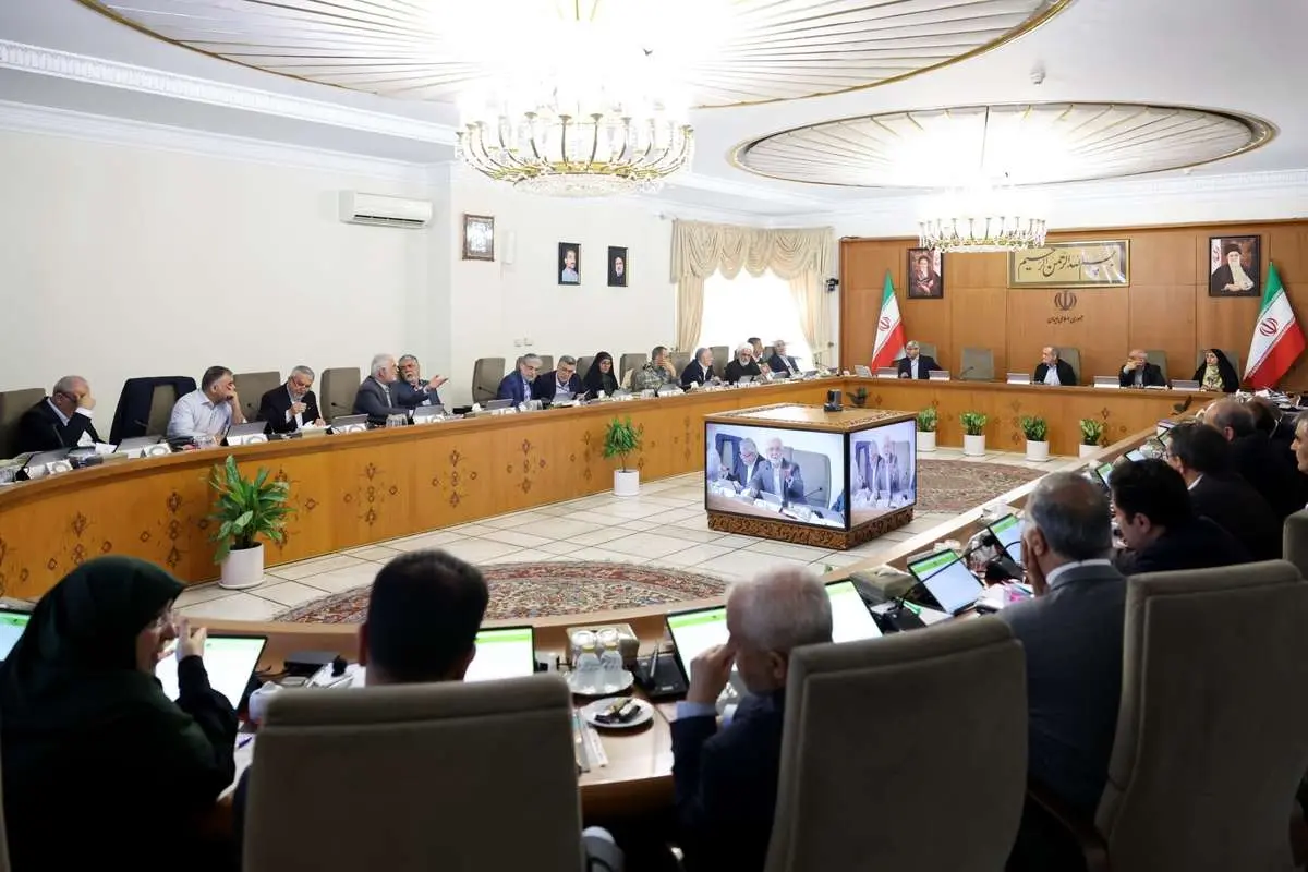 تصاویر؛ این وزیر پزشکیان با لباس نظامی به جلسه هیئت دولت رفت
