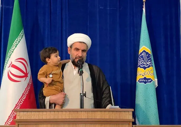 عکس؛ یک امام جمعه با آغوش گرفتن فرزندش سخنرانی کرد