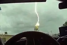 لحظه برخورد صاعقه با برج آب