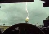 لحظه برخورد صاعقه با برج آب