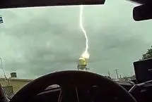 لحظه برخورد صاعقه با برج آب