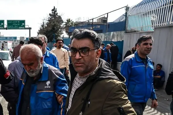 تصاویر؛ حمله به نمایندگی ایران خودرو در غرب تهران