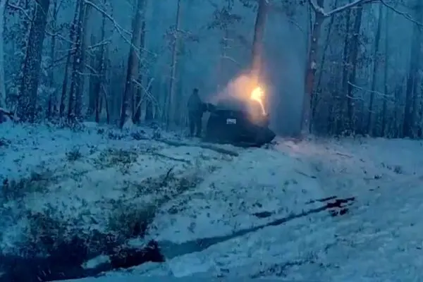 نجات معجزه‌آسای راننده از خودروی در حال سوختن