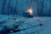 نجات معجزه‌آسای راننده از خودروی در حال سوختن