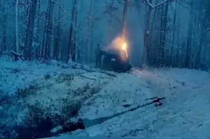 نجات معجزه‌آسای راننده از خودروی در حال سوختن