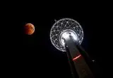 طلوع ماه کامل بر فراز برج میلاد