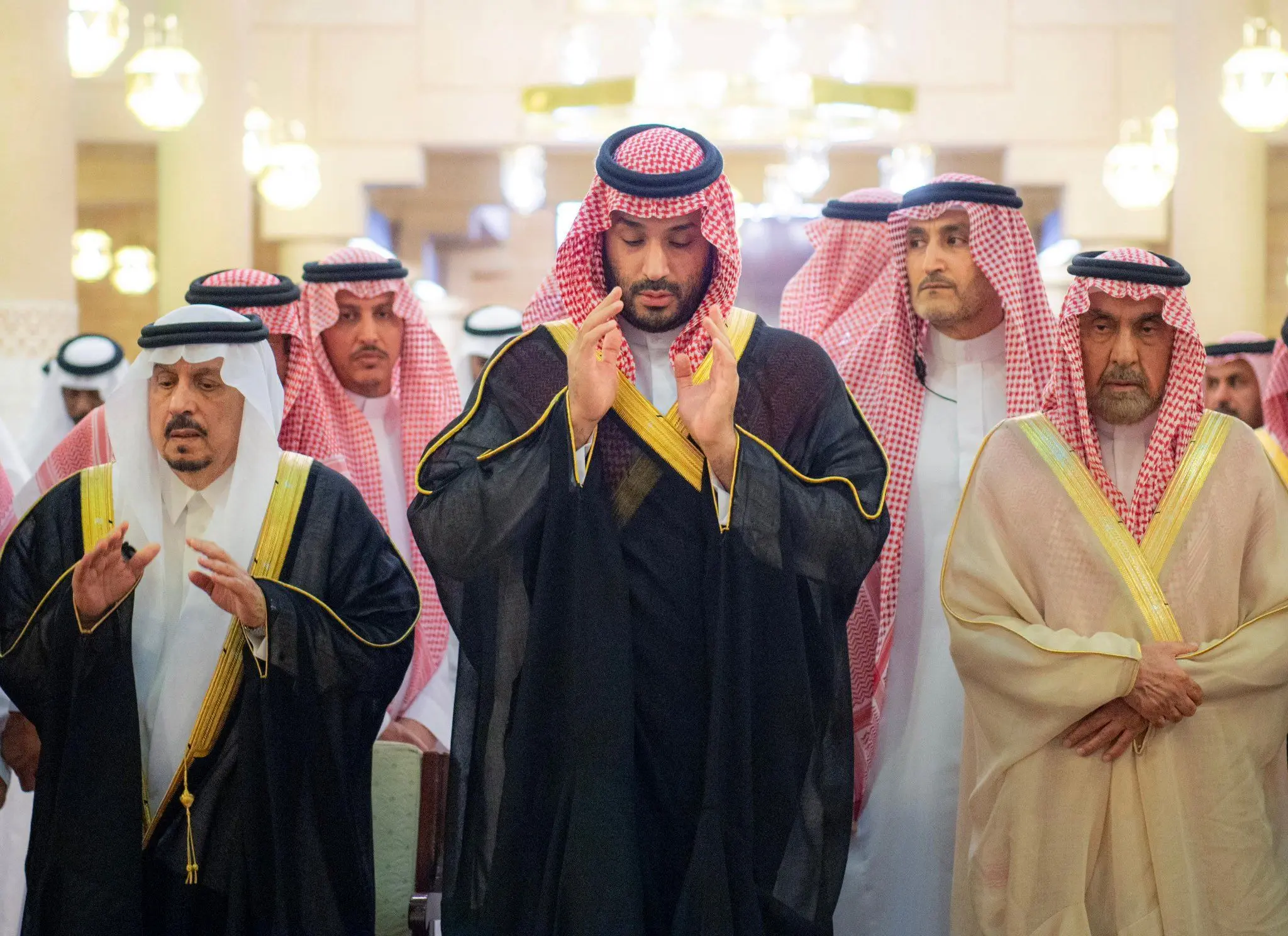 ببینید؛ محمد بن سلمان بر پیکر مفتی اعظم نماز خواند