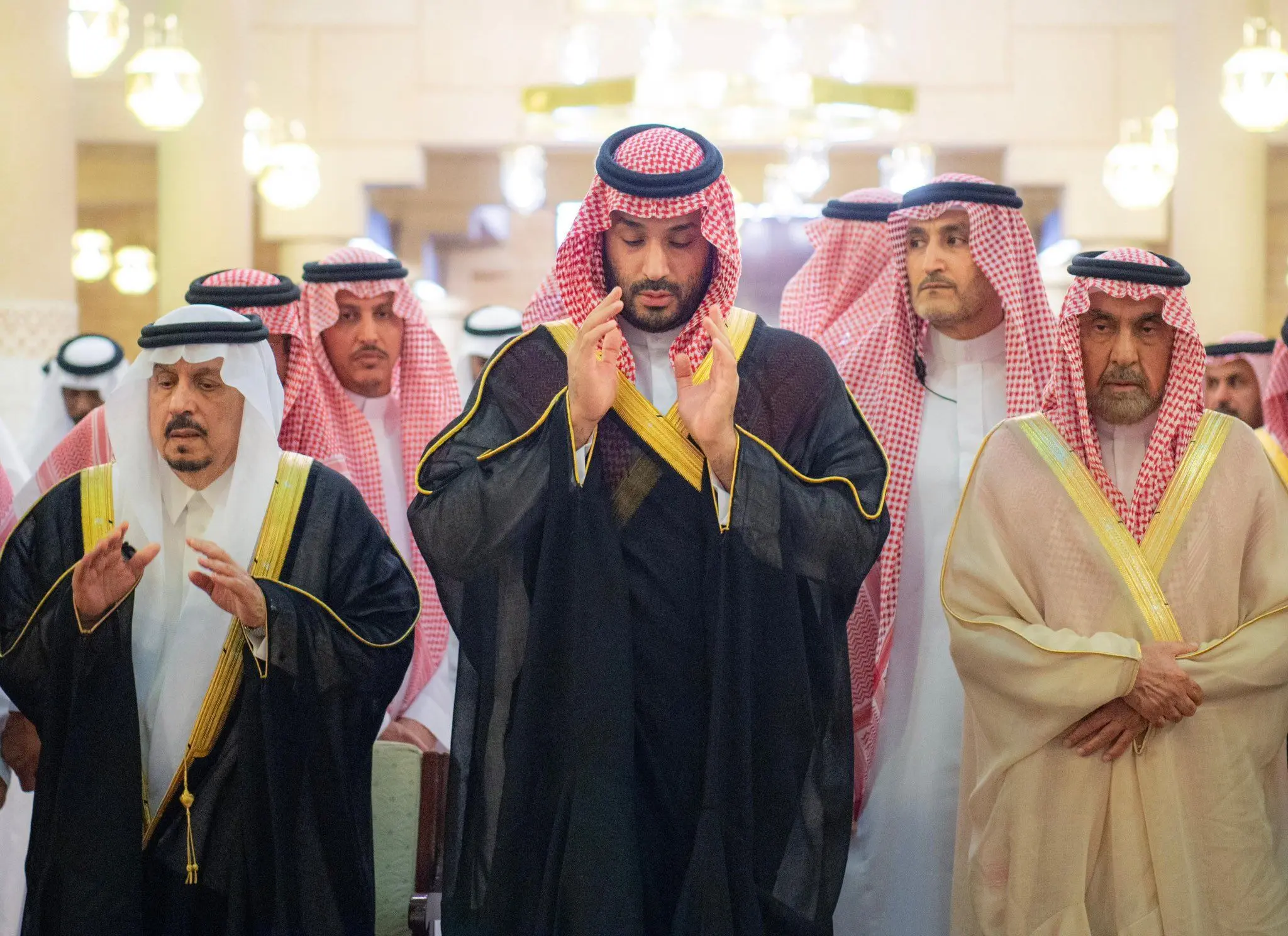 ببینید؛ محمد بن سلمان بر پیکر مفتی اعظم نماز خواند