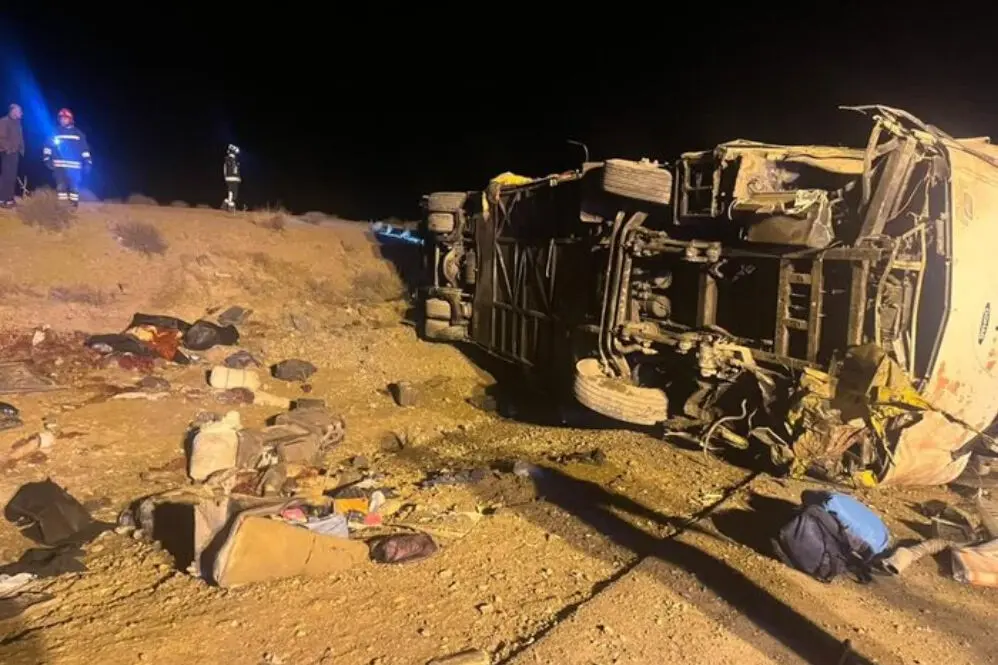 جزئیات حادثه تصادف مرگبار اتوبوس در نطنز/ برخورد اسکانیا با گاردریل و ورود به لاین مقابل

