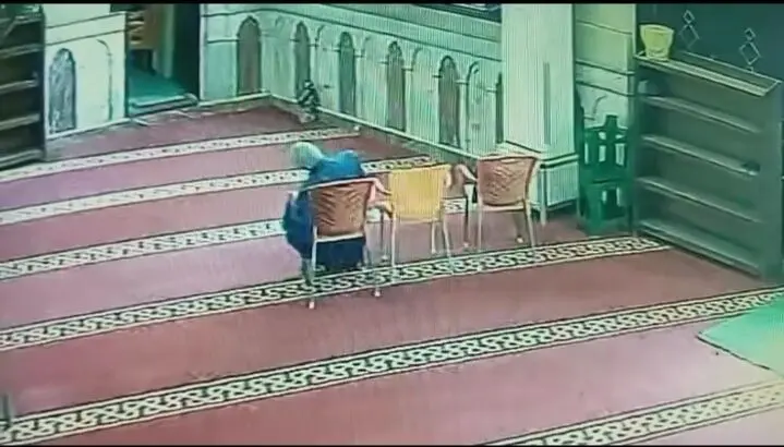 ببینید؛ لحظه درگذشت مرد مصری هنگام نماز ظهر در مسجد 