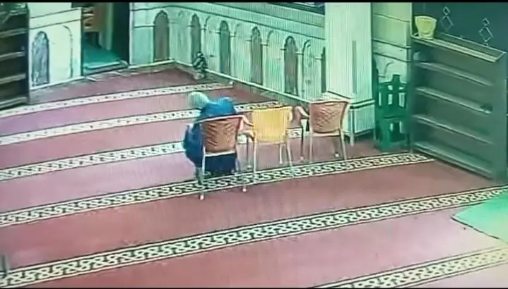 ببینید؛ لحظه درگذشت مرد مصری هنگام نماز ظهر در مسجد 