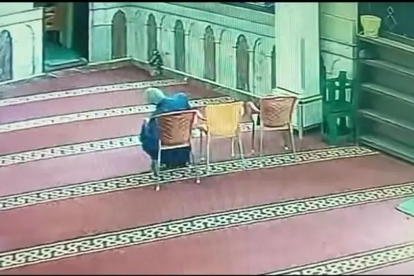 ببینید؛ لحظه درگذشت مرد مصری هنگام نماز ظهر در مسجد 
