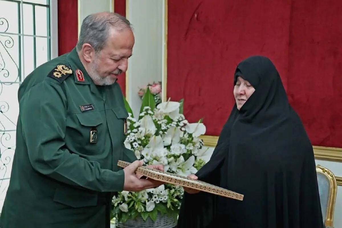 اهدای لوح سپاس رئیس‌جمهوری به همسر شمخانی