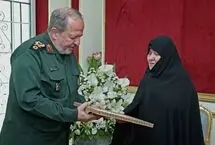 اهدای لوح سپاس رئیس‌جمهوری به همسر شمخانی