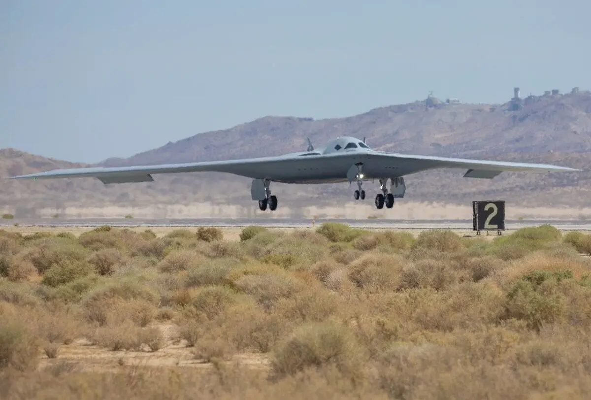 تصاویر تازه از دو بمب‌افکن B-21 Raider در پایگاه ادواردز