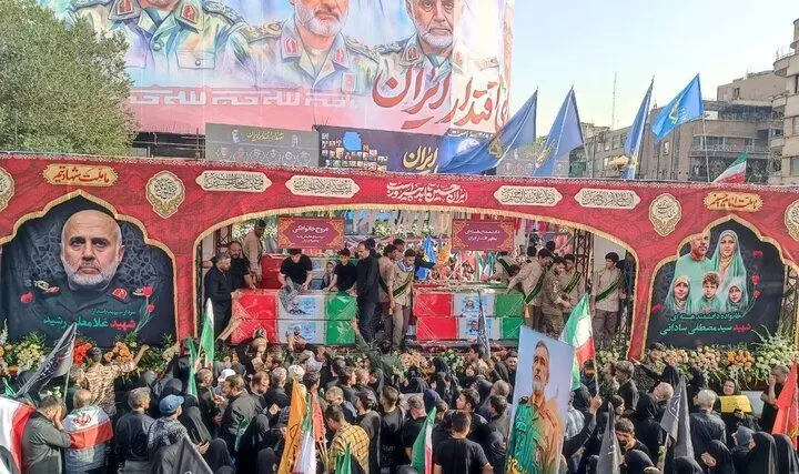 تصویری جالب از عراقچی در مراسم تشییع امروز