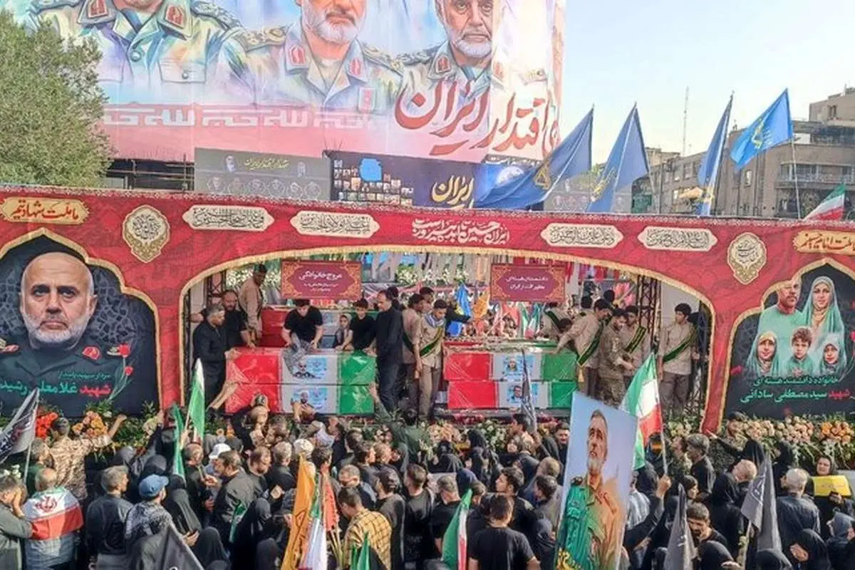 تصویری جالب از عراقچی در مراسم تشییع امروز