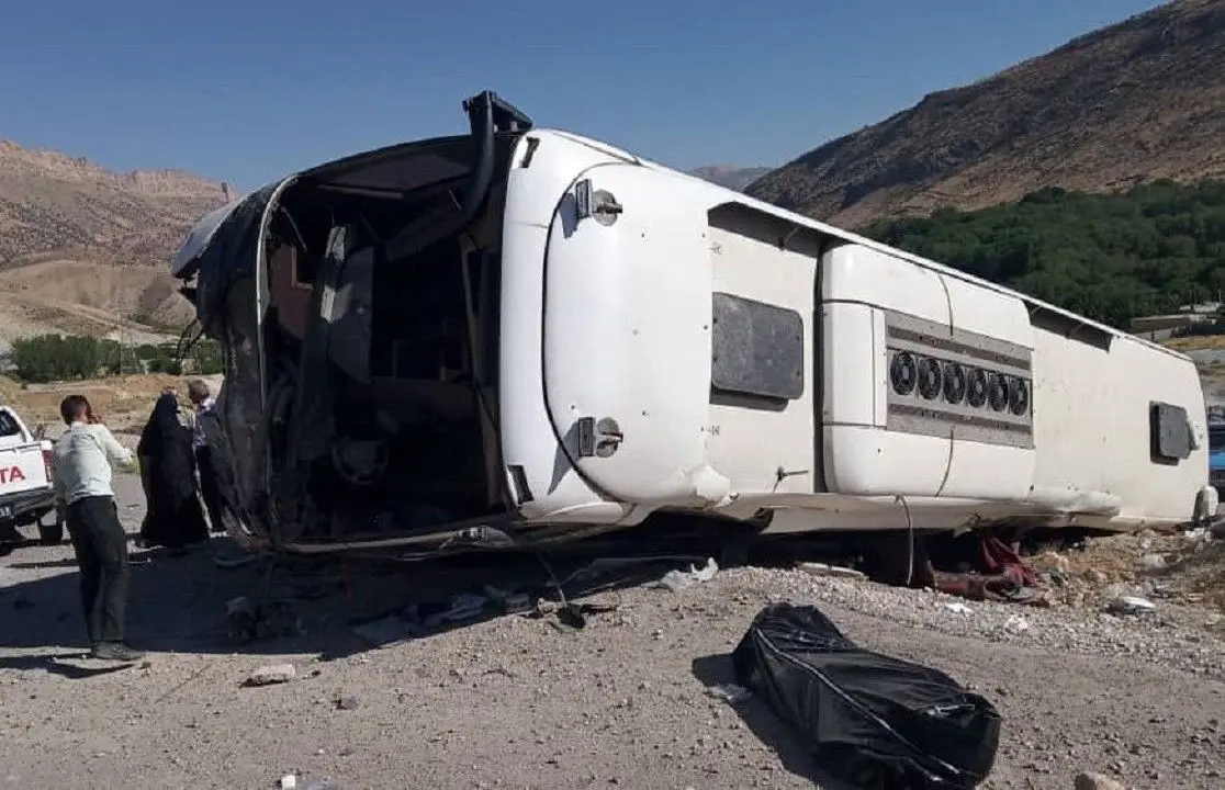 واژگونی اتوبوس در بزرگراه تهران-کرج/ ۴ نفر مصدوم شدند
