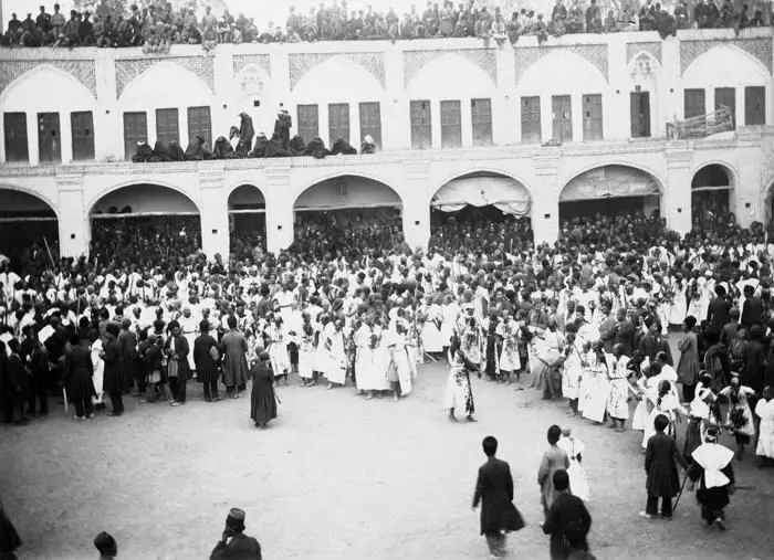 صفویان یا قاجارها، کدام‌یک به آیین‌های مذهبی بیشتر اهمیت می‌دادند؟