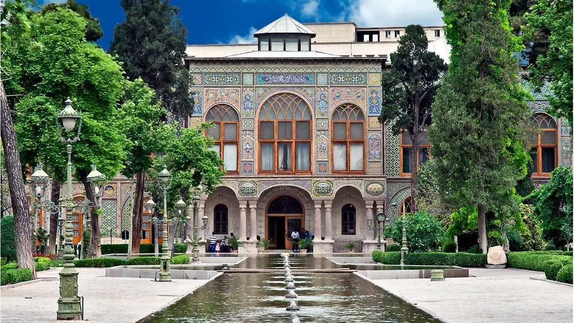 تصویری از سند کاخ گلستان و تحویل نمادین سند تخت جمشید