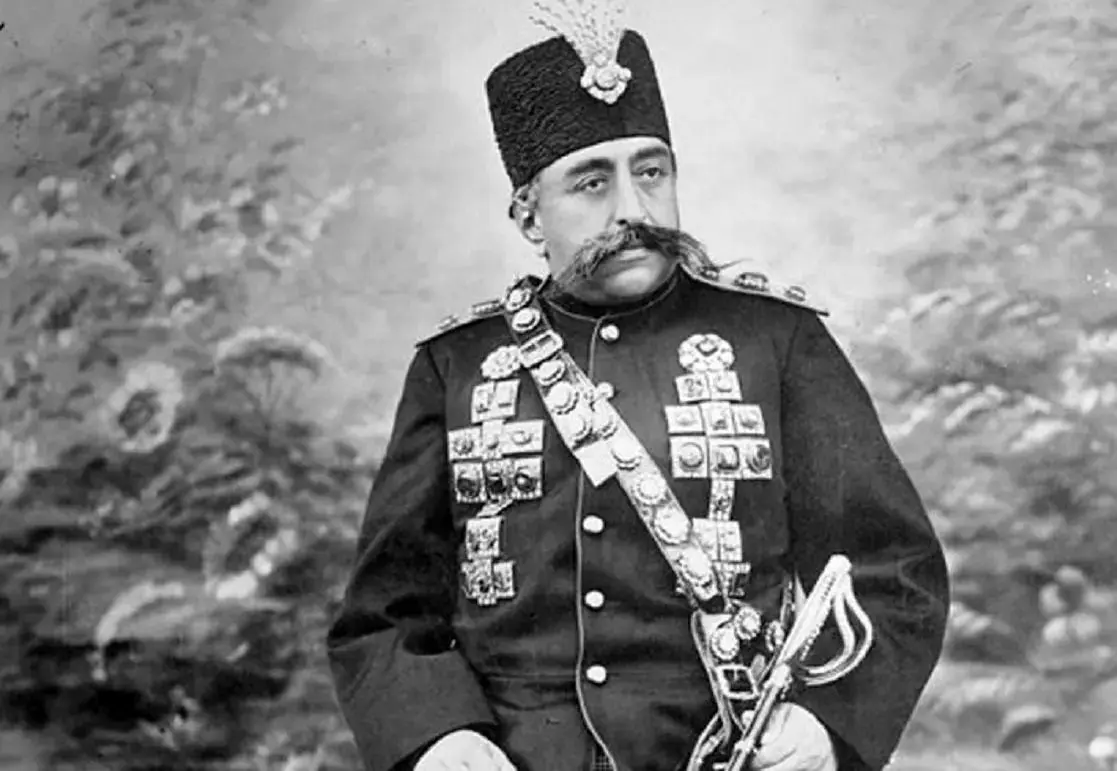 «مظفرالدین شاه» در کنار پسرش محمدعلی و نوه اش حسینعلی میرزا 