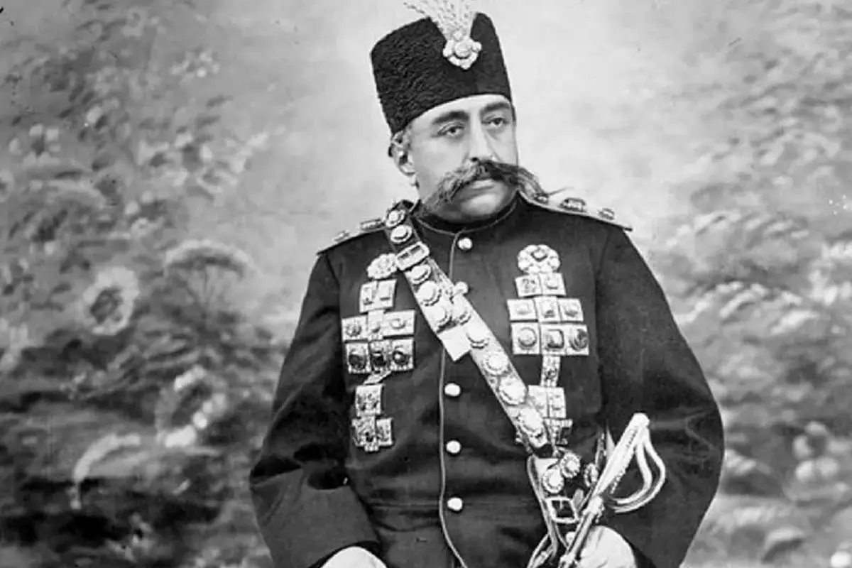 «مظفرالدین شاه» در کنار پسرش محمدعلی و نوه اش حسینعلی میرزا 