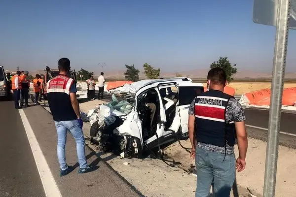 نصف شدن خودرو پس از برخورد شدید با درخت