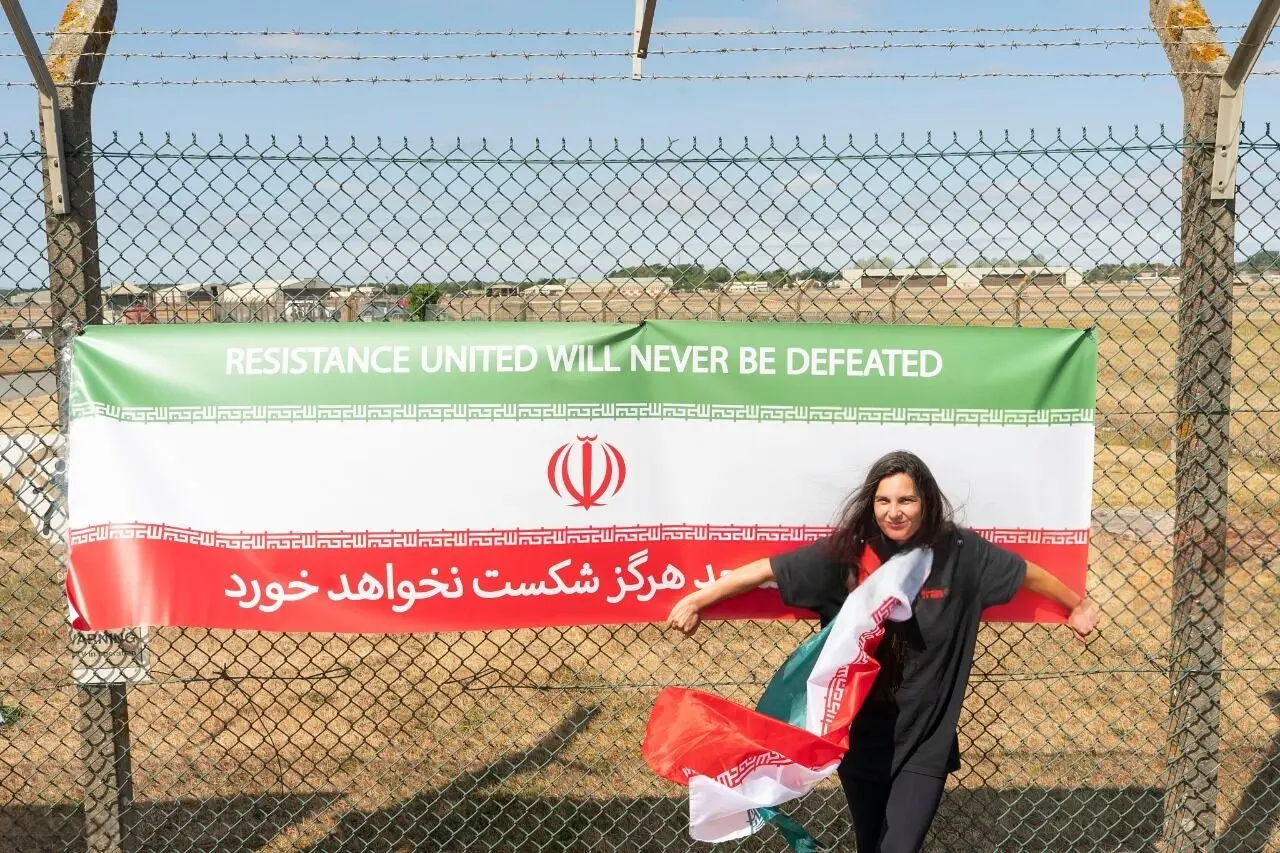 تصاویر؛ تجمع حامیان ایران مقابل پایگاه آمریکایی در انگلیس