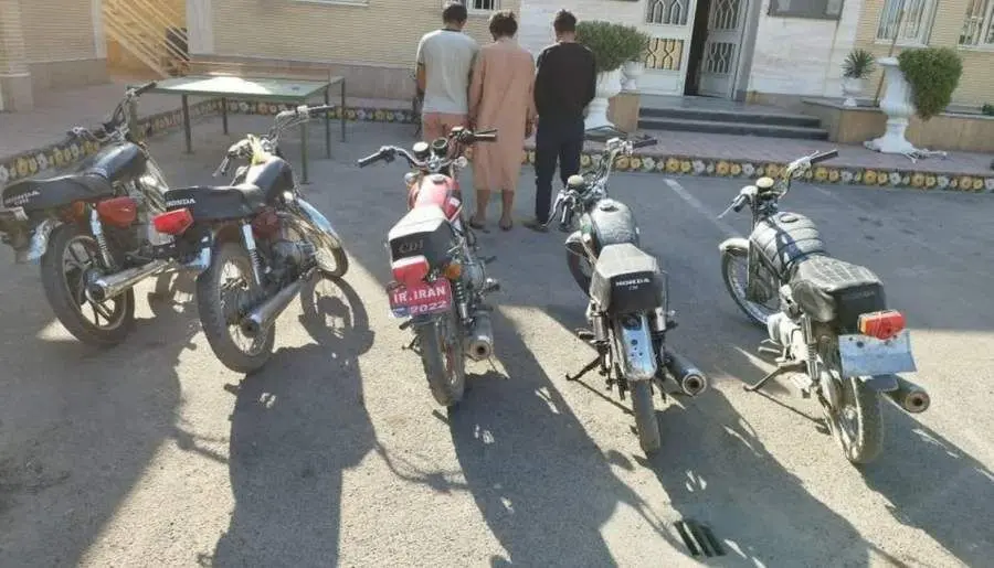 سلاخی موتورسیکلت‌های سرقتی درطبقه سوم آپارتمان!
