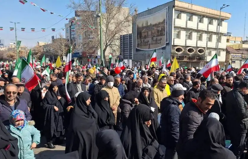 پرچم مردم ایران بالا است