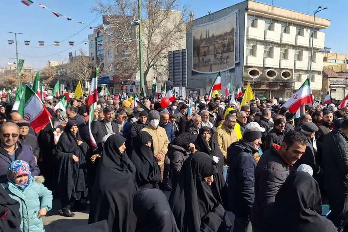پرچم مردم ایران بالا است