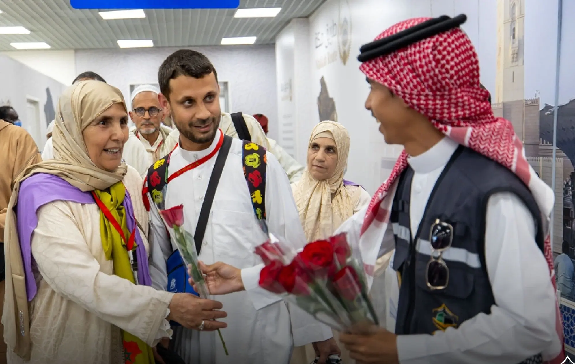 استقبال عربستانی‌ها از حجاج ایرانی با گل و گلاب