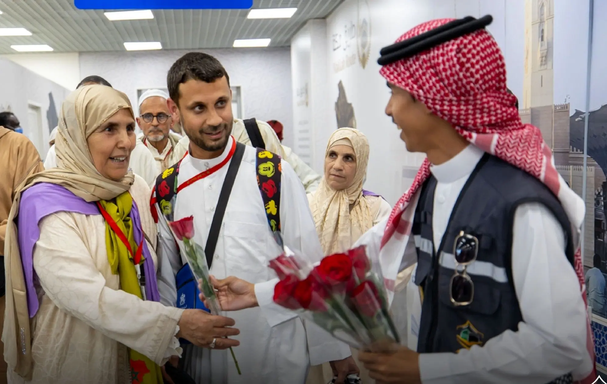 استقبال عربستانی‌ها از حجاج ایرانی با گل و گلاب